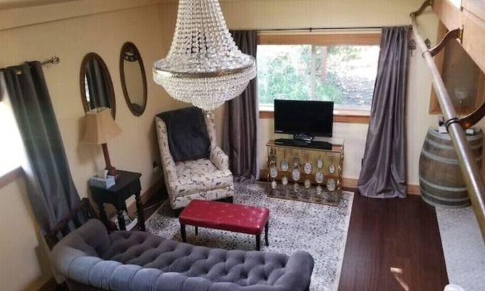 Friendly Apartment | Speakeasy Studio w Kitchen & Laundry in the Friendly Neighborhood