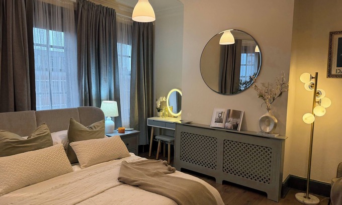 Royal Tunbridge Wells Apartment | Special king size bed in 3 bedroom flat in the heart of Tunbridge wells