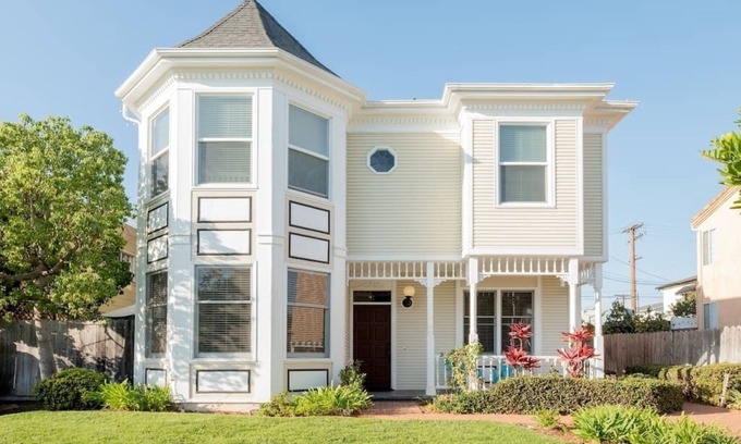 Crown Point House | Special! Luxury Family Townhome Walk to Beach BBQ Garage Crib