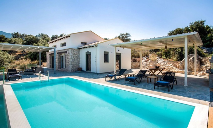 Episkopos Villa | Special Offer!Villa Uncommon Loulou with Private Pool, 2 min away from the beach