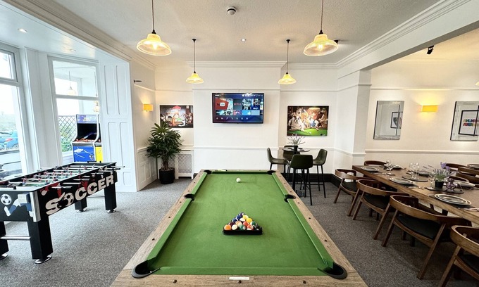 Bude House | Spectacular beach front luxury house, sleeps 22+nn