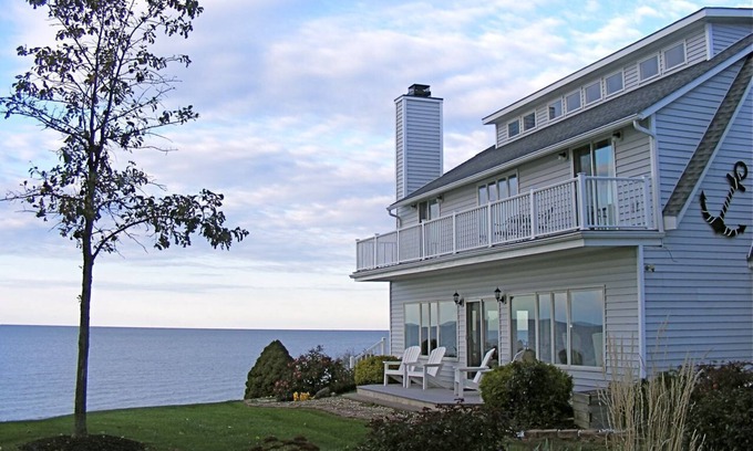 Mitiwanga House | Spectacular Beach House Near Cedar Point in Mitiwanga Beach
