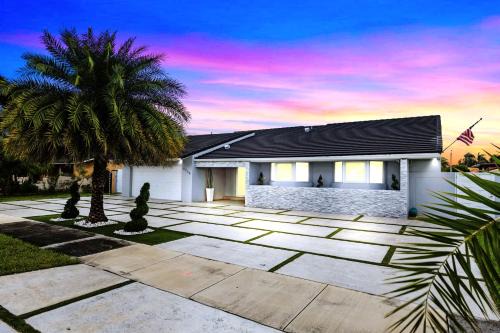 Westchester Villa | Spectacular Miami 12 mil to Downtown GameRoom Pool