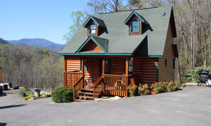 Gatlinburg Cabin | Spectacular MTN Views, Minutes to Gatlinburg, Hot Tub, WIFI, Pool Table