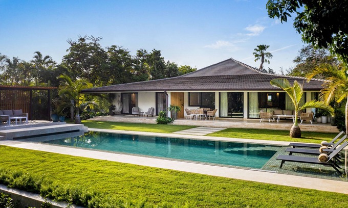 Los Lagos House | Spectacular new villa 2 minutes walking distance to Minitas Beach