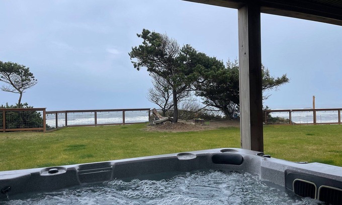 Seal Rock House | Spectacular Ocean Front Home - 30+ Night Stays! Hot Tub, Dog Friendly!