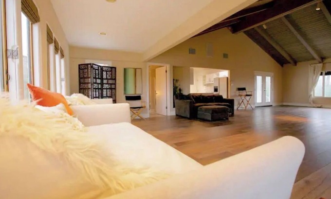 Calabasas House | Spectacular Spacious Studio and Master Suite
