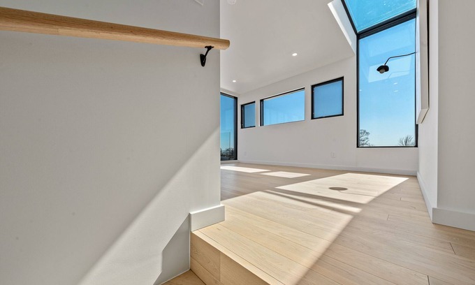 Wellington Condo | Spectacular sunrises and roof-top lake views in the heart of Wellington Village