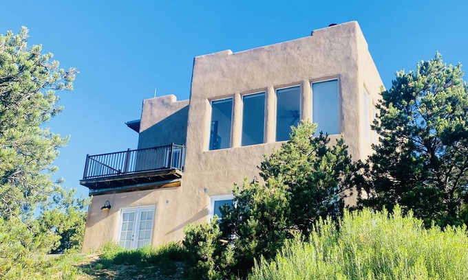 Arroyo Hondo House | Spectacular views on 2 quiet acres