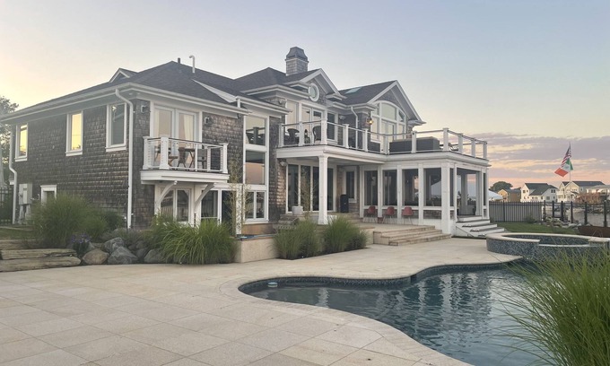 Massapequa House | Spectacular Waterfront Montauk Beach house In Massapequa, LI