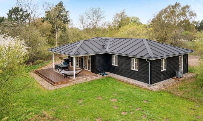 Ordrup House | Spend a nice vacation in this modern and spacious vacation in Ordrup.