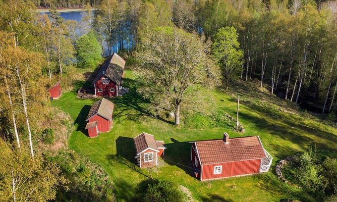 Finnerodja House | Spend a relaxing vacation in this comfortable vacation home in a dream location on the lake.