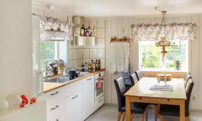 Gavle House | Spend a relaxing vacation in this charming and cozy vacation home on a lake.