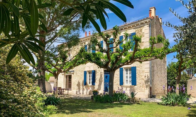 Rognonas House | Spend a wonderful time in this charming property with wonderful garden.