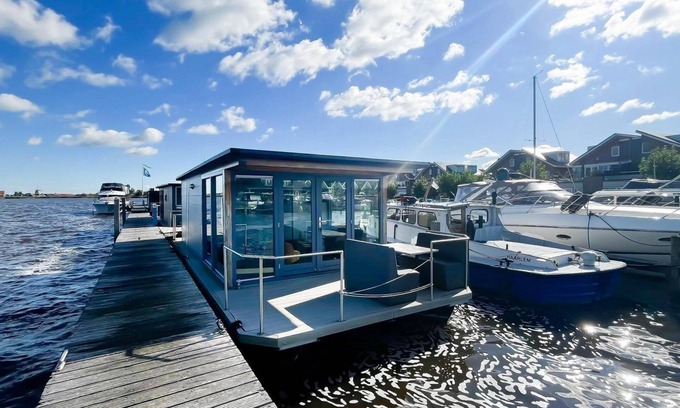 Municipality of Uitgeest House | Spend the night on a houseboat with a view of the Uitgeester lake.