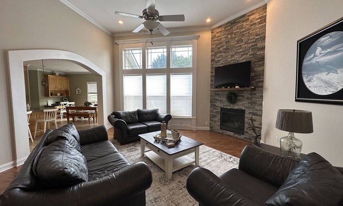 Thornbrook House | SPORTS FANS 5 Bedroom | 3 Bath | Sleeps 16! Only 12 Min From MIZZOU | Breakfast