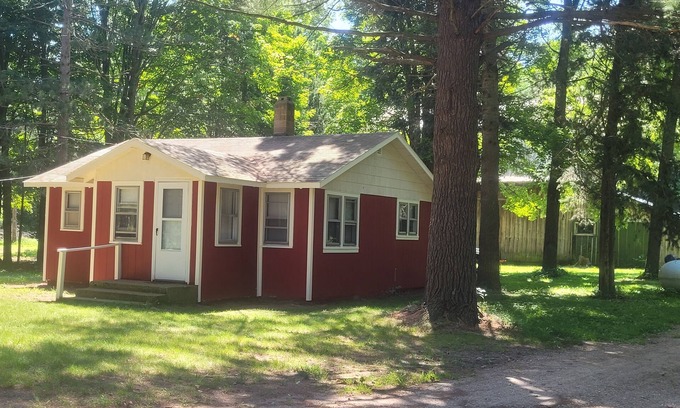 Custer Cottage | SPORTSMAN/COUPLES RETREAT. Close to Lakes, Rivers, & Beautiful Ludington