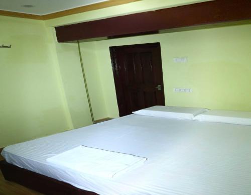 Tenali Hotel | Spot On V GUST IN