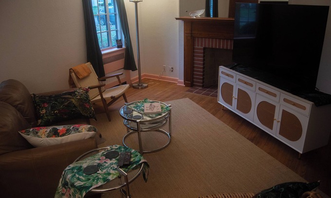Ottawa Apartment | Spotless, Retro and Newly Remodeled Locale