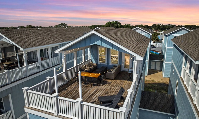 Holiday Beach House | Spring Break, Sunset Deck, Gameroom, 1 block to beach, Sleeps 17, gas grill
