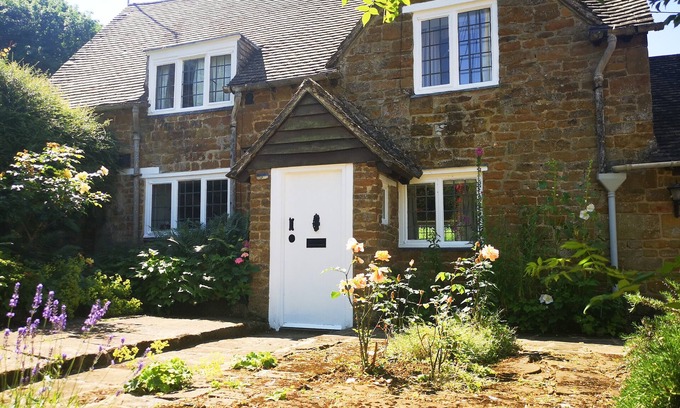 Sibford Gower Cottage | SPRING COTTAGE, pet friendly, with open fire in Banbury