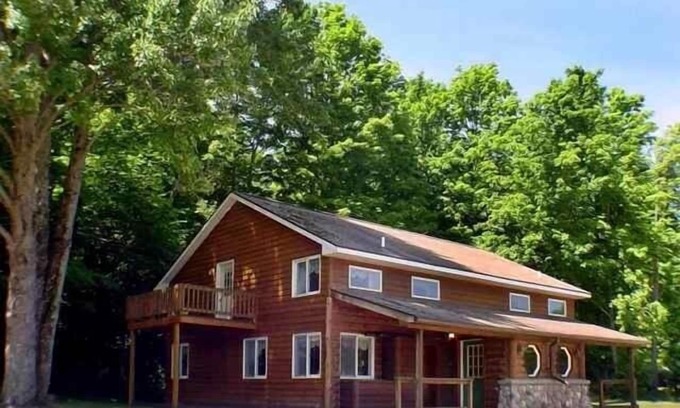 Thompsonville Cabin | SPRING GOLF SPECIAL RATES!Sleeps 10 to 20 ppl CRYSTAL MTN, TRAVERSE CITY, DUNES!