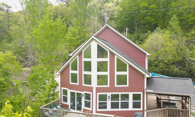 Flat Hollow Marina House | Spring Lily Retreat - Spacious, Lakefront, Hot Tub, Private Dock, Peaceful Cove!