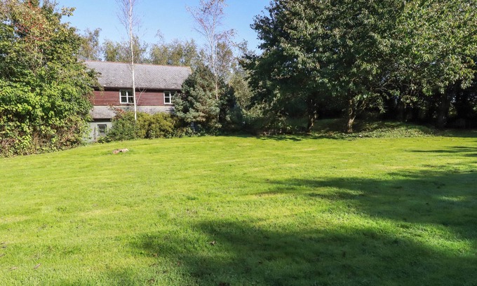 Rezare Cottage | SPRING PARK FARMHOUSE, pet friendly, with hot tub in Launceston