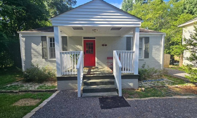 Tuscaloosa House | Springbrook 4-bedroom house with 3 bathrooms.