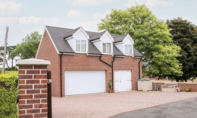 Washford Cottage | SPRINGFIELD HOUSE, romantic, with a garden in Newport, Shropshire