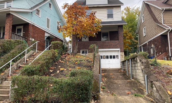 Squirrel Hill South House | Squirrel Hill home, sleeps 11. 10 min to Oakland & Downtown.