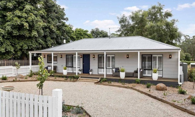 Trentham Cottage | St Andrew's Cottage Trentham