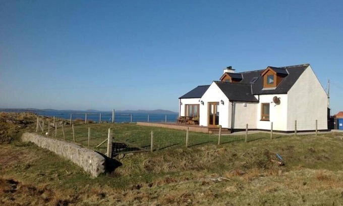 Outer Hebrides Cottage | ST CLEMENTS VIEW, pet friendly, luxury holiday cottage in Borrisdale