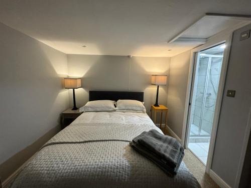 Shrewsbury House | St. John’s hill - with parking