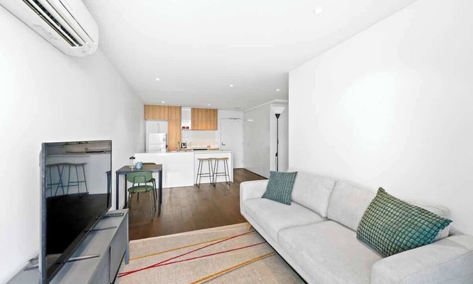 St Kilda Apartment | St Kilda 1BR Apt|City Views|Parking|Beach|Tram