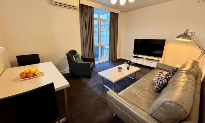 Melbourne Airport Apartment | St Kilda Aptmnt: Beachside Bliss & Free Parking!