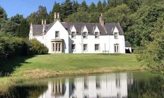 Fochabers House | St Marys Farmhouse - Traditional Country Farmhouse with Open Fire