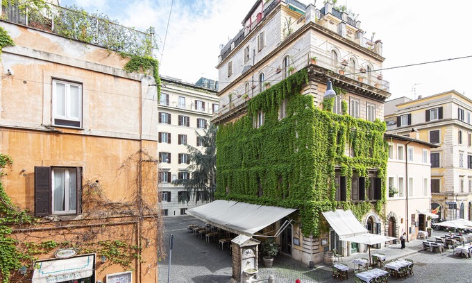 Rione XIV Borgo Apartment | ST. PETER'S BASILICA. ESCAPE FOR 2!