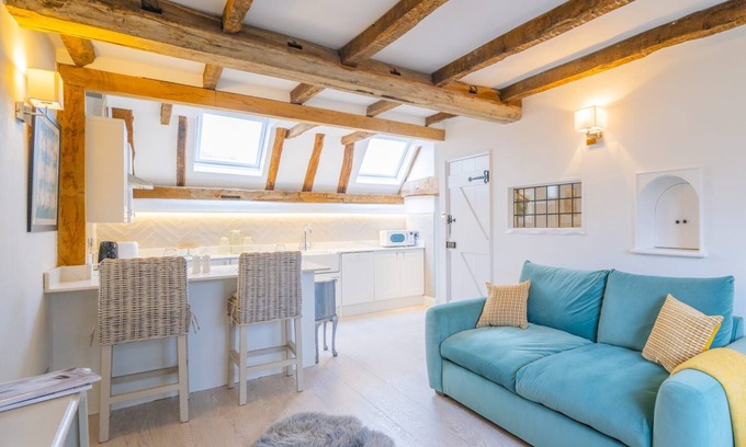 Marlow Apartment | Stable Annex Bisham - Vibrant 1 Bed With Parking