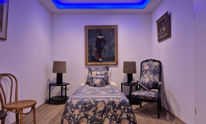 Wuppertal Apartment | Standard Apartment with Artistic Flair