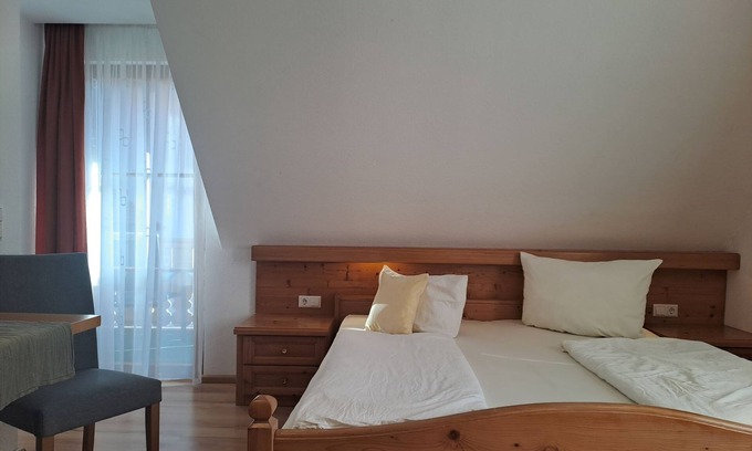 Seebach Apartment | Standard double room with shower and toilet