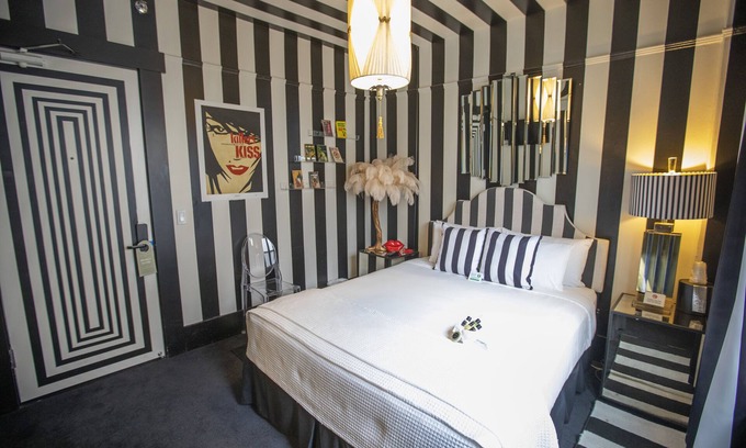 Union Square Hotel | Standard Queen Room w/Ensuite Bathroom