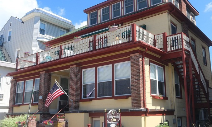 Ventnor City Bed & Breakfast | Standard Queen Room 300 feet from the boardwalk and beach with parking and full breakfast
