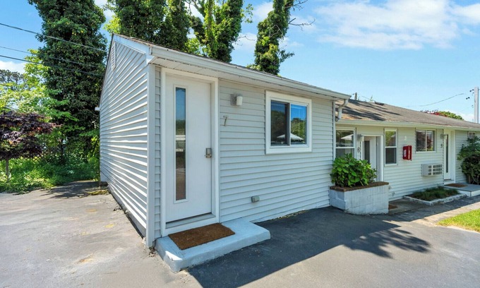 Hampton Bays House | Standard Room in Boutique Hotel, the Heart of Hampton Bays, Waterfront.