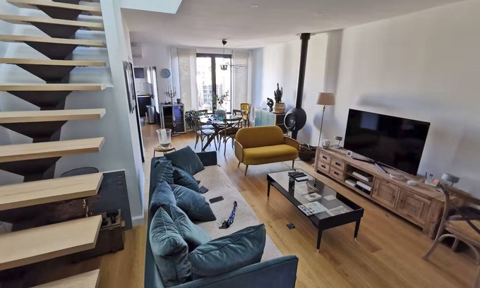 Begles House | Standing, calm and comfort