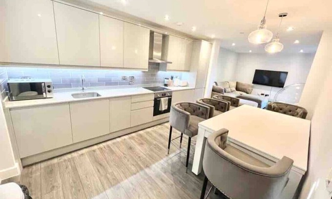 Canons Apartment | Stanmore Central - Ground Floor Garden Apartment