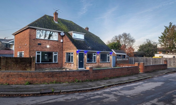 Staines House | Stanwell Moor Haven at Heathrow