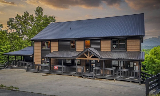 Gatlinburg - Pigeon Forge Cabin | Star-A-Lago Lodge: 11-Bedroom Smoky Mountain Cabin with Pool, Hot Tubs, Theater, and Game Room