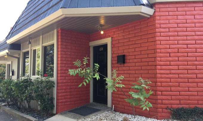 Ukiah Apartment | StarDome SATELLITE is an ArtDeco furnished gem ideal for Traveling Professionals