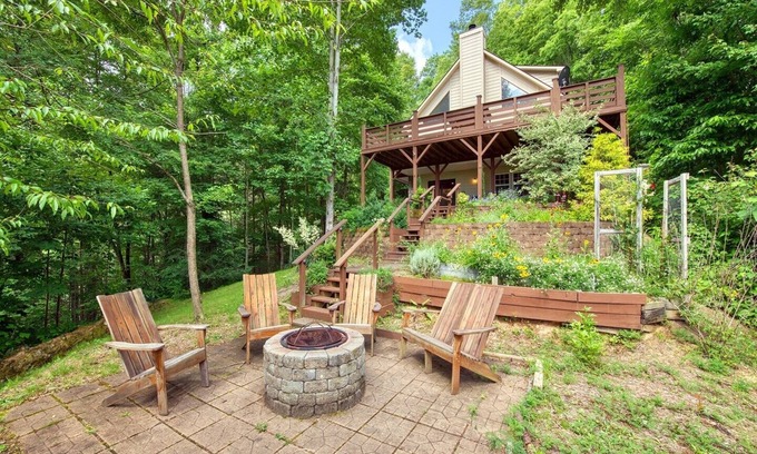 Waynesville House | Stare Way to Heaven - Secluded, 3BR,3BA, Hot Tub, Firepit